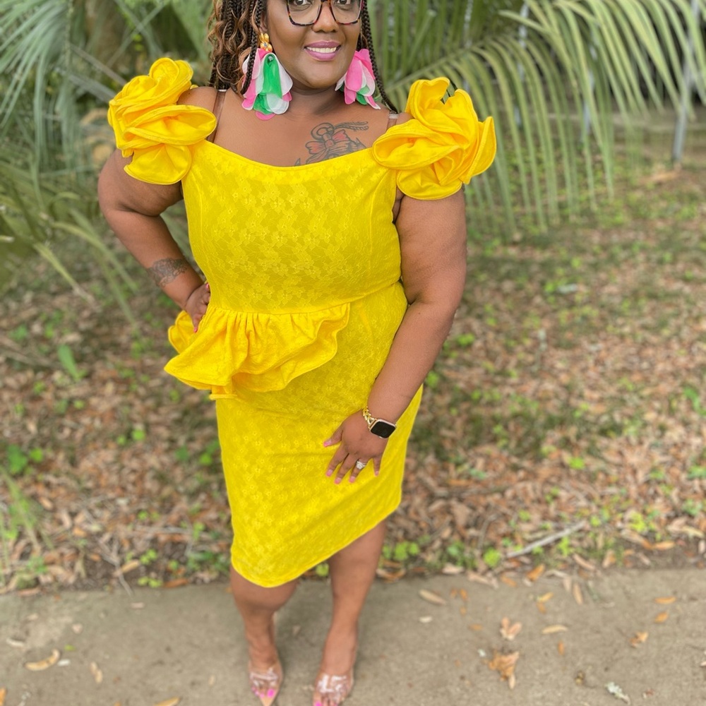 Elegant Yellow Off-Shoulder Dress - Picture 6 of 6